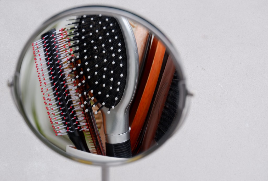 Haarborstels in de make-up spiegel. Hairbrushes in mirror Fotografie 