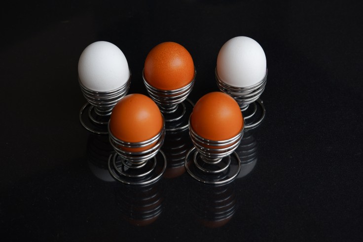 Eggs eieren bruin wit reflecties fotografie abstract 