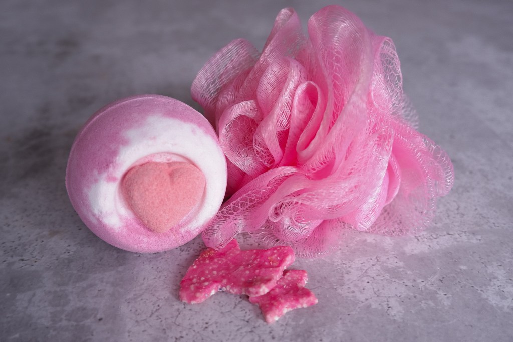 Soap heart pink bath zeep bad stockfoto