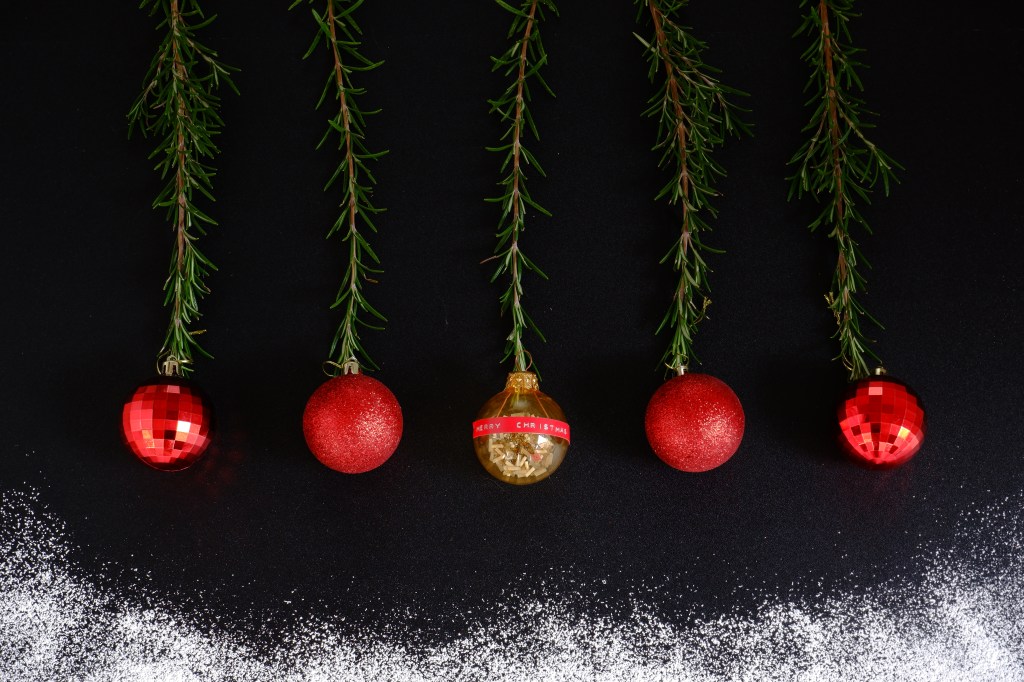 Red Christmas balls Rode Kerstballen stockfoto