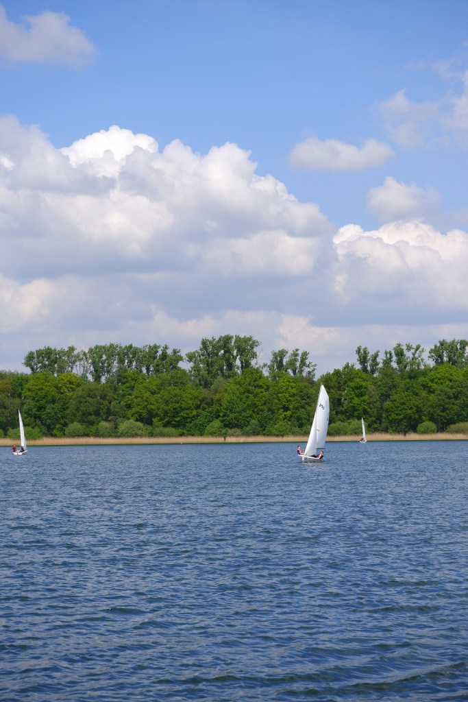 Verticale foto meer zeilen